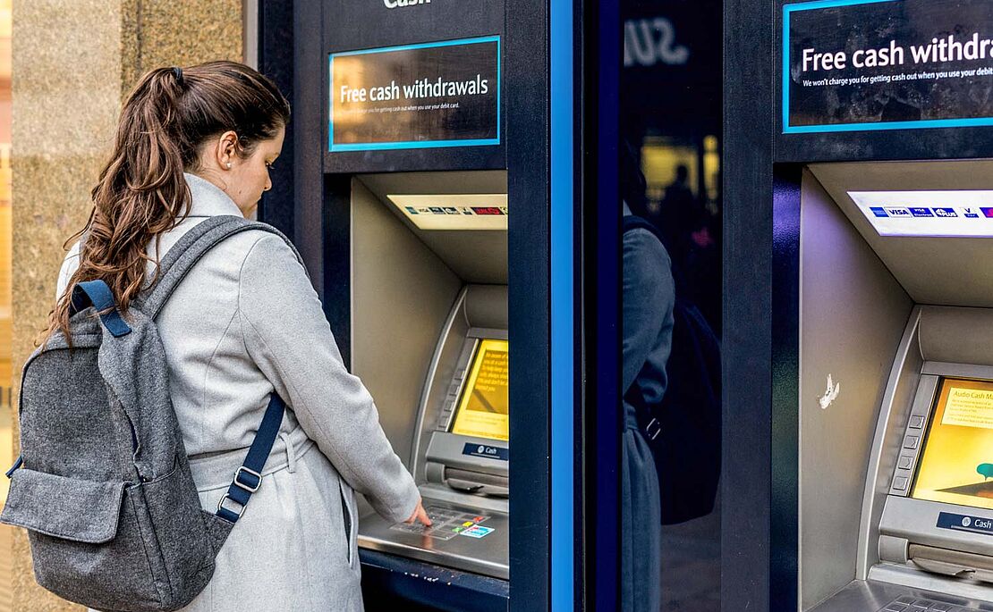 Frau vor einem Bankomat