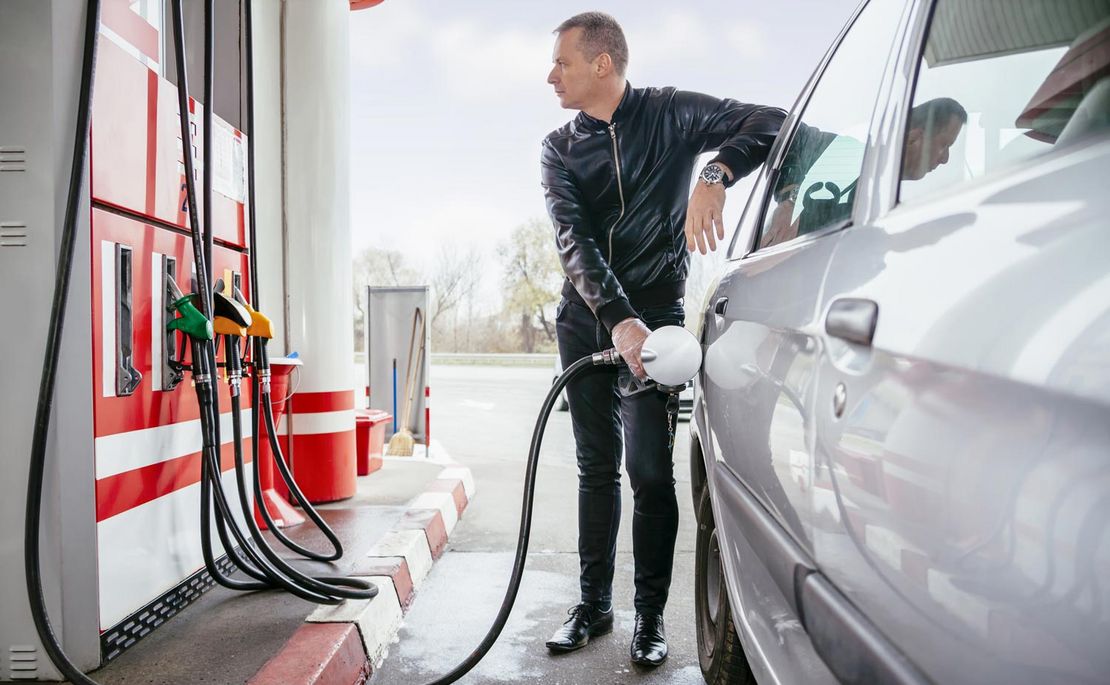 Mann beim Tanken eines Autos