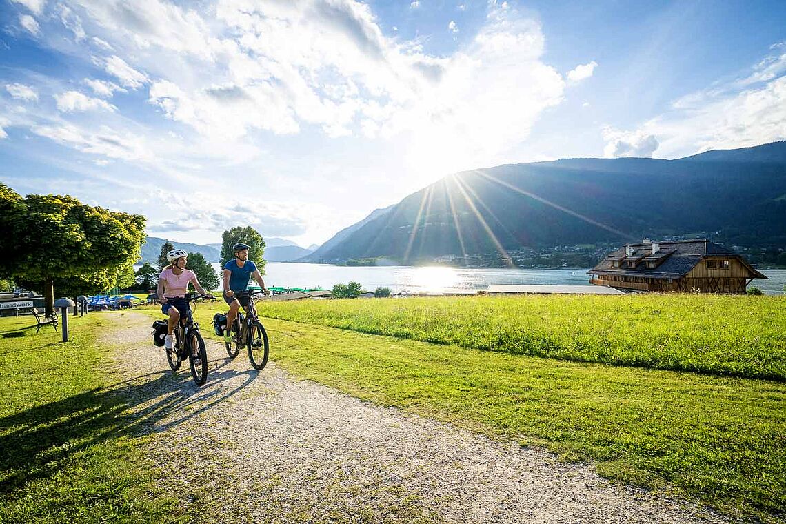 Mann und Frau am Rad am Ossiacher See – Kärntner Seenschleife