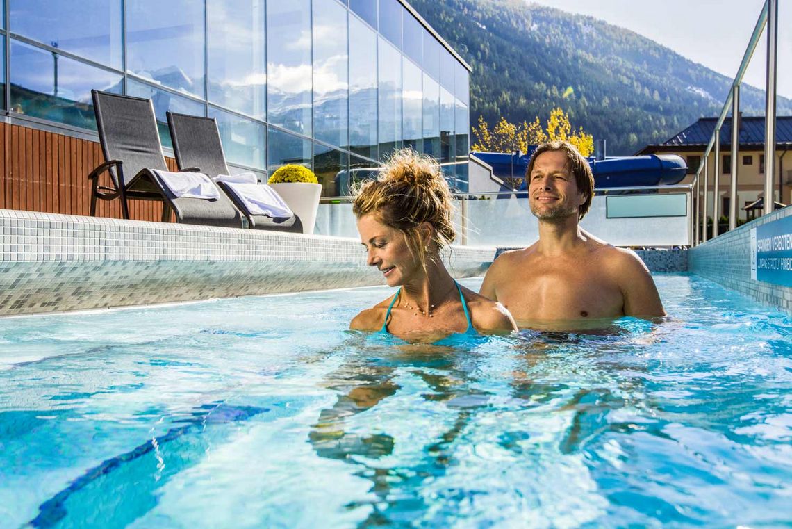 Mann und Frau im Außenpool der Felsentherme Bad Gastein