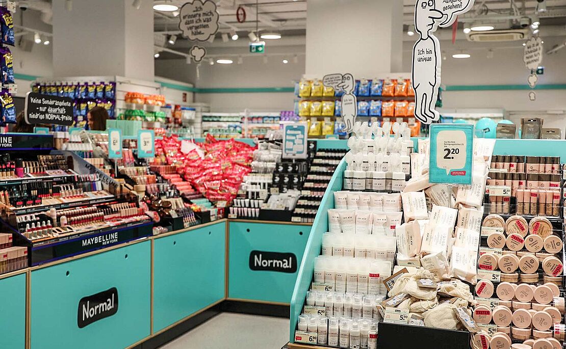 Regale im Shop mit Beauty Produkten