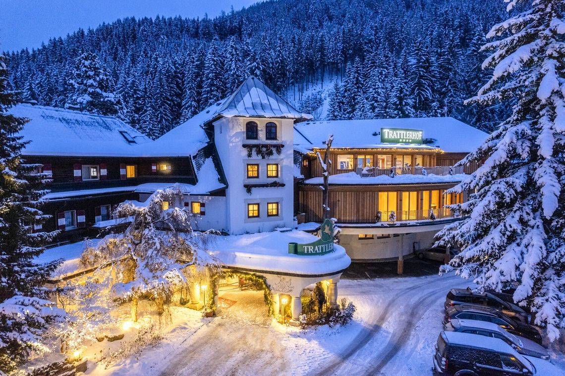 Außenansicht Hotel GUT Trattlerhof in Bad Kleinkirchheim im Winter