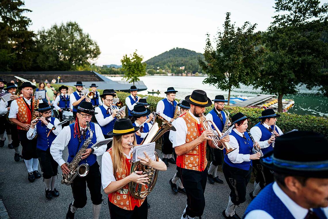 Klagenfurt Festival, Menschenansammlung bei Musik und Tanz