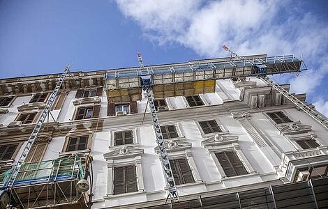 Eingerüstete Fassade eines Hauses