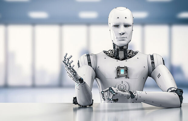 Humanoider Roboter sitzt am Tisch