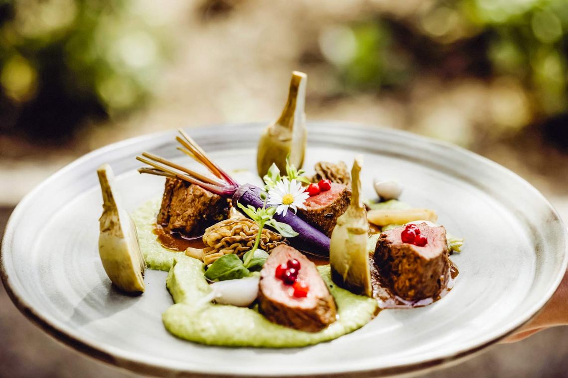 Teller mit Fleisch und Gemüse