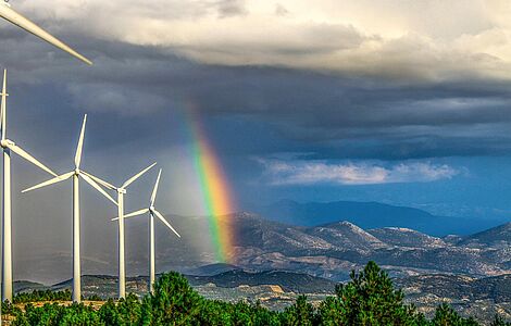 Windräder vor schöner Berglandschaft