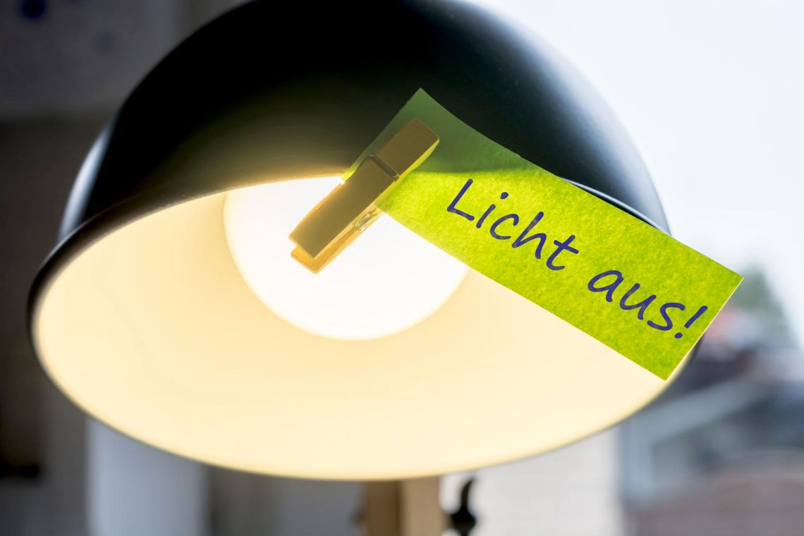 Lampe mit Post-it "Licht aus"