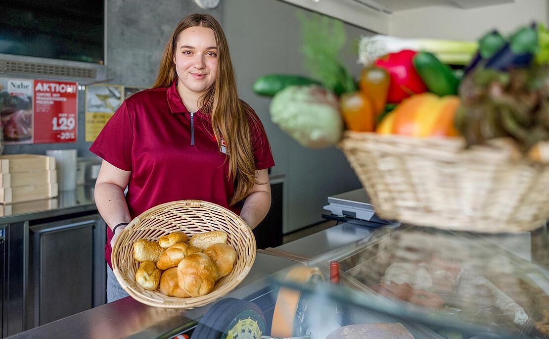 Gabriela Dimitrova mit einem Korb Gebäck in der Hand