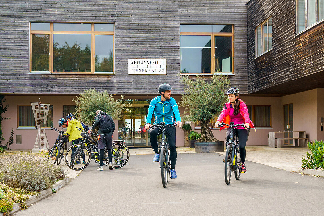 Frau und Mann auf Rädern vor dem Genusshotel Riegersburg