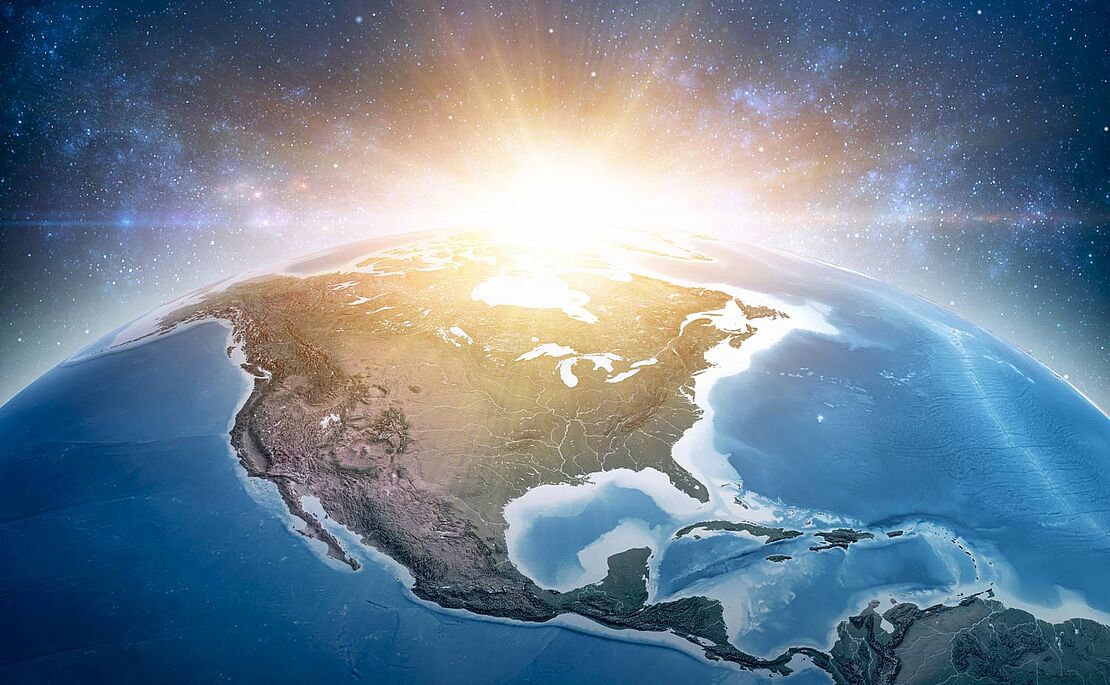 Blick aus dem Weltall auf Amerika, die Sonne geht über der Erde auf