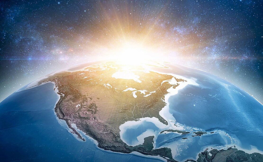 Blick aus dem Weltall auf Amerika, die Sonne geht über der Erde auf