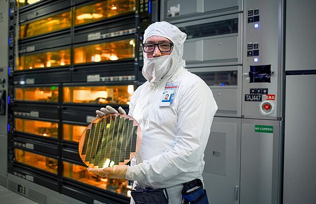 Mann in einem Technologieunternehmen