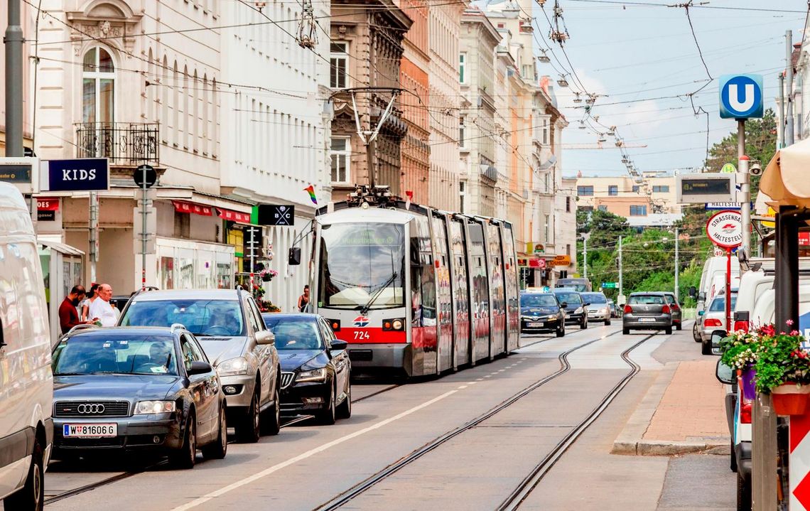 Autos und Straßenbahn