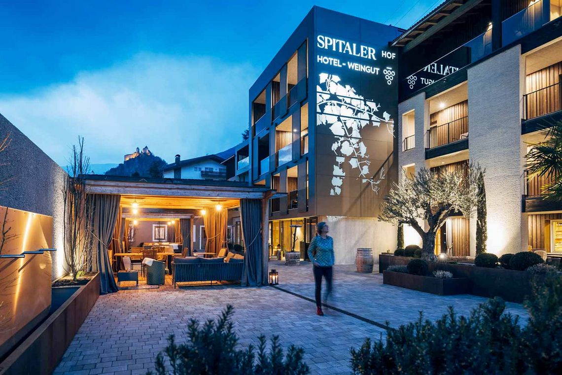 Außenansicht VINUM Hotel Spitalerhof in Klausen in Südtirol