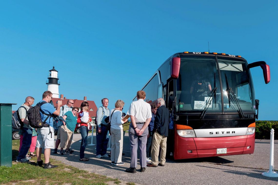 Bus mit davorstehenden Menschen