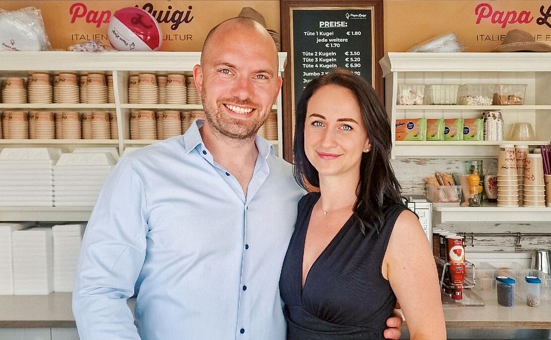 Sebastian Ritter und seine Frau in einem Verkaufsanhänger