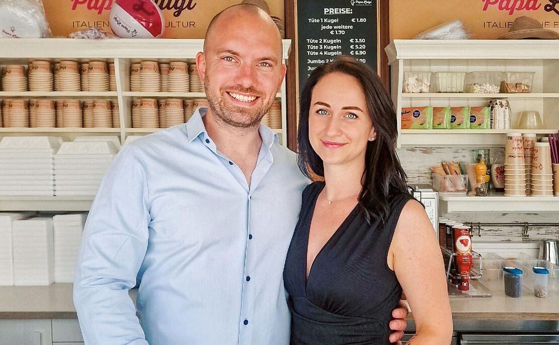 Sebastian Ritter und seine Frau in einem Verkaufsanhänger