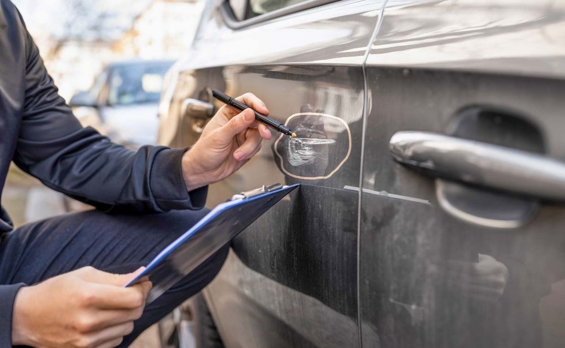 Begutachtung eines Kratzers auf einer Autotüre