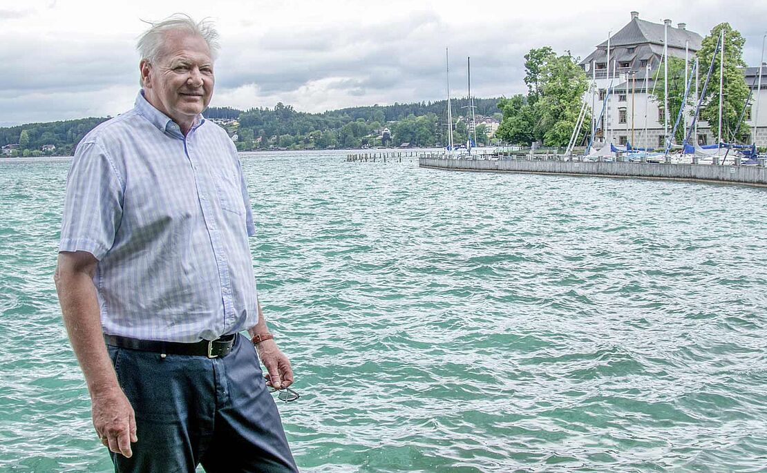 Walter Mairinger, im Hintergrund der Attersee