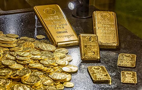 Goldmünzen und -barren