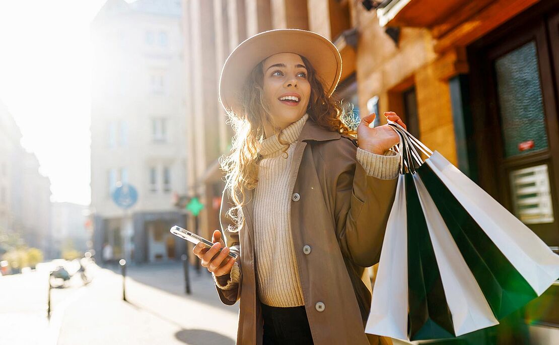 Frau mit vollen Shoppingtaschen