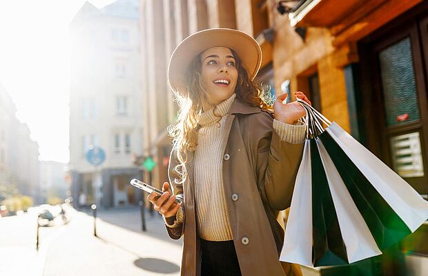 Frau mit vollen Shoppingtaschen