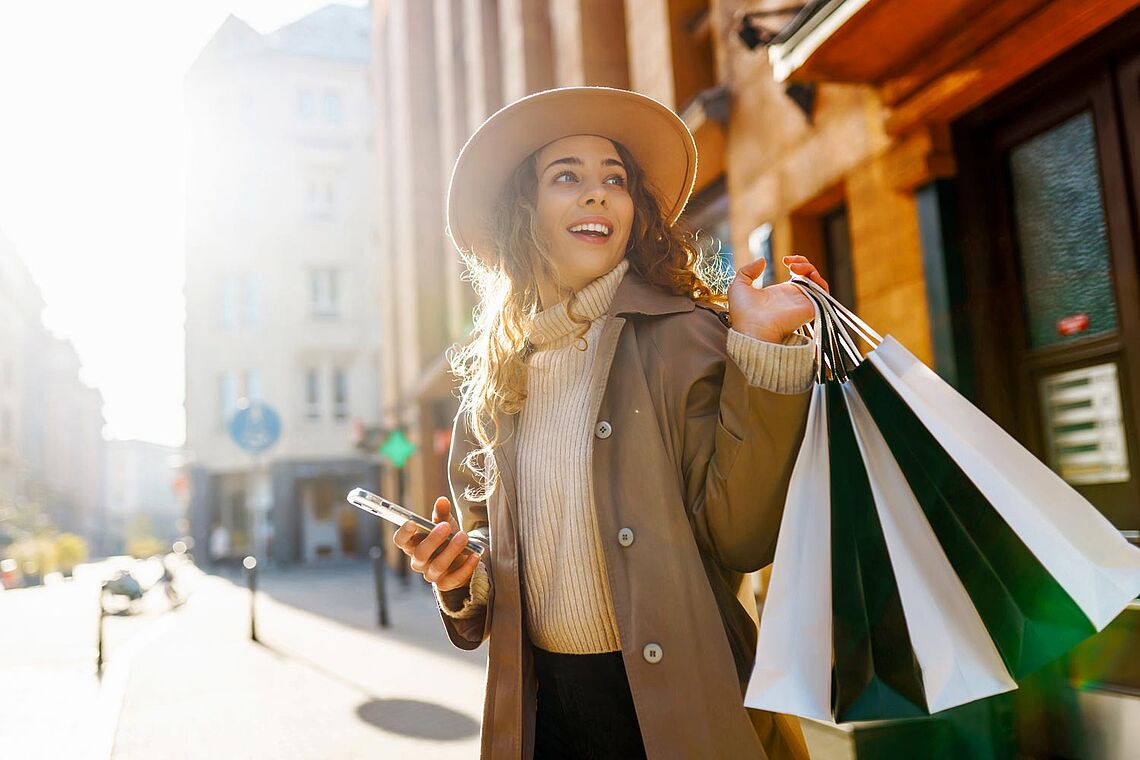 Frau mit vollen Shoppingtaschen