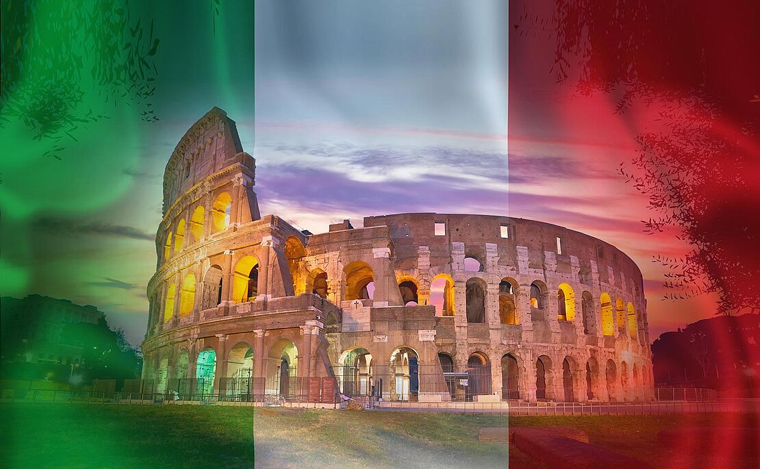Das Colloseum hinter einer Italien-Flagge