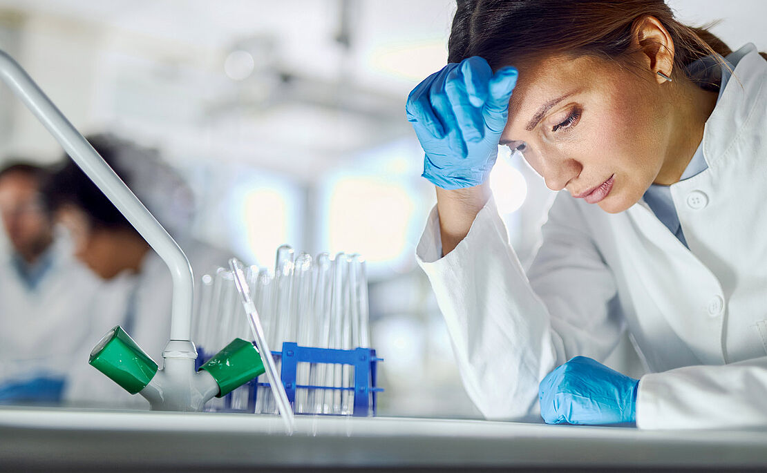 verzweifelte Frau im Labor