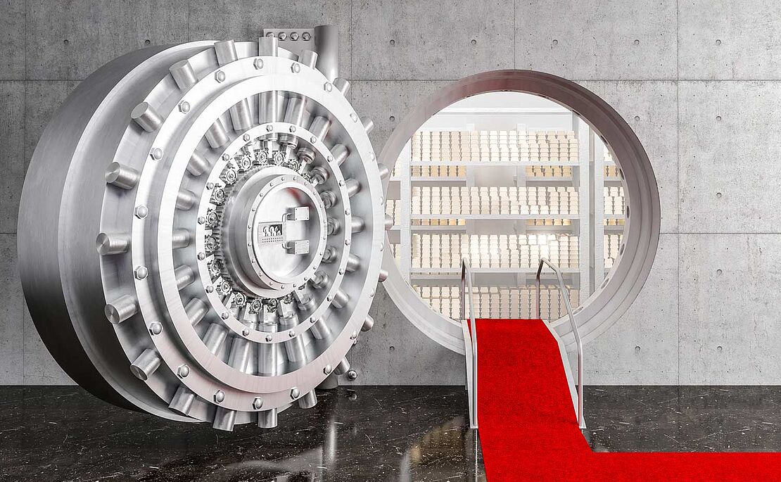 Geöffneter Goldtresor, der Zugang ist mit einem roten Teppich ausgelegt