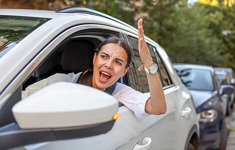 Autofahrerin, die sich aufregt