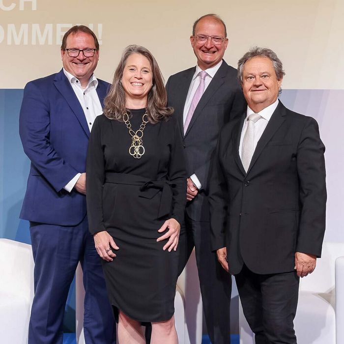 Gruppenfoto Vizepräsident Bernhard Wittmann, Vizepräsidentin Nicole Schlautmann, Generalsekretär Alexander Herzog und Präsident Ingo Raimon.