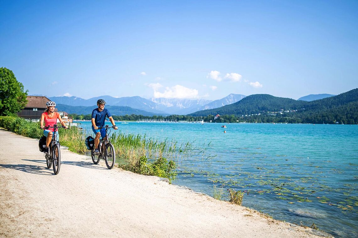 Mann und Frau am Rad am Wörthersee-Radweg