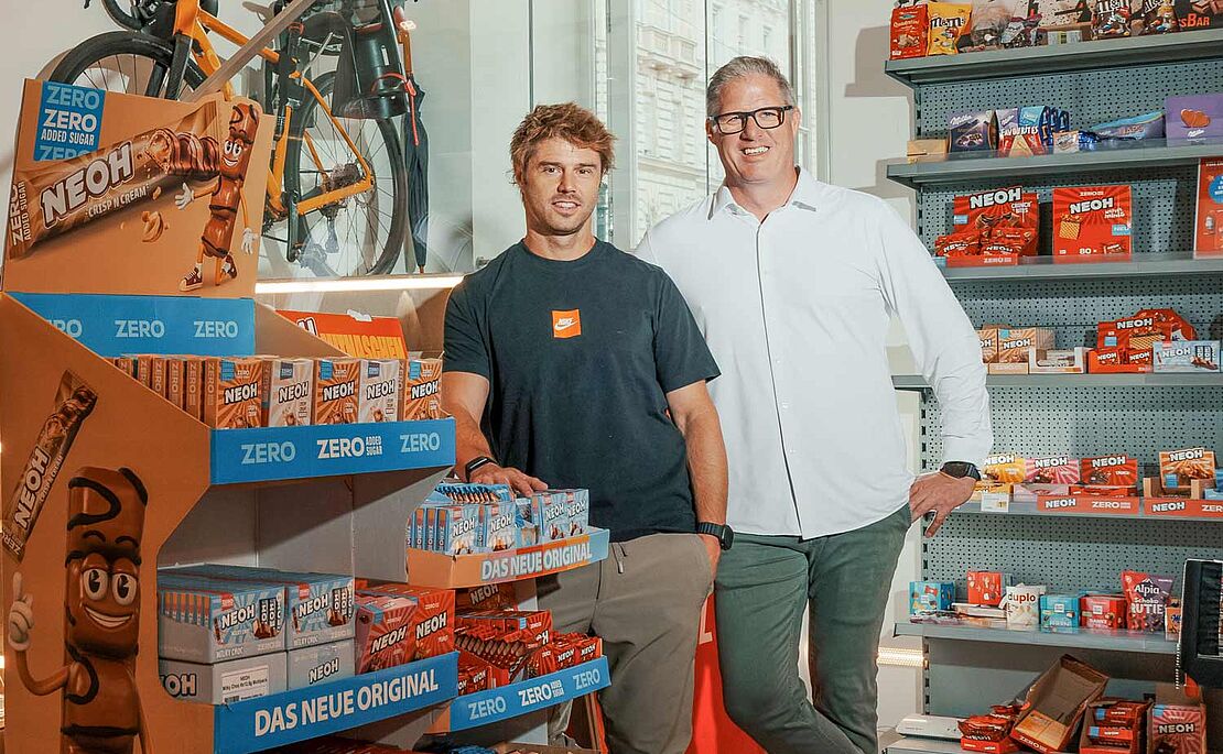 Manuel Zeller und Patrick Kolomaznik mitten in ihrem Sortiment
