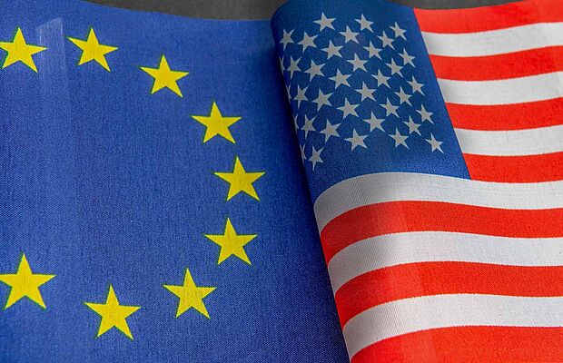 US- und Europa-Flagge nebeneinander