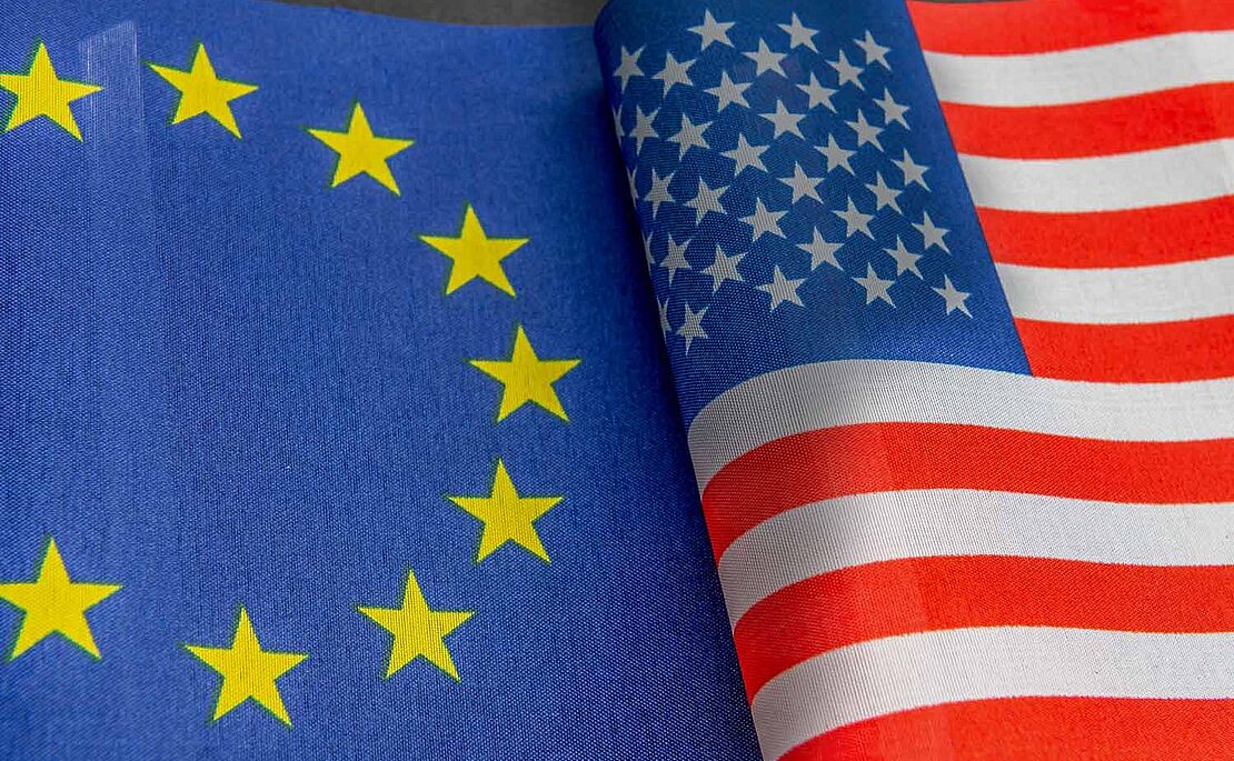 US- und Europa-Flagge nebeneinander