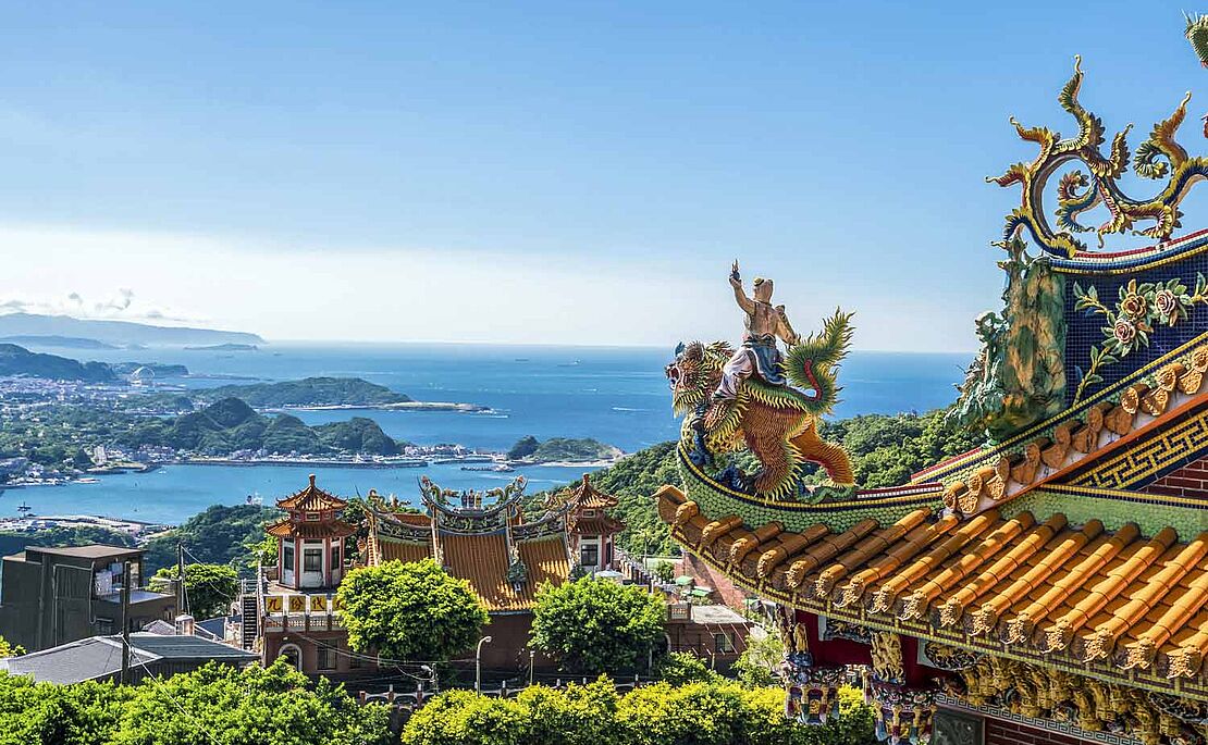 Blick über das einstige Goldgräberdorf Jiufen im Nordosten Taiwans vom Jiufen-Xiahai-City-God-Tempel über die Küste und das Ostchinesische Meer.
