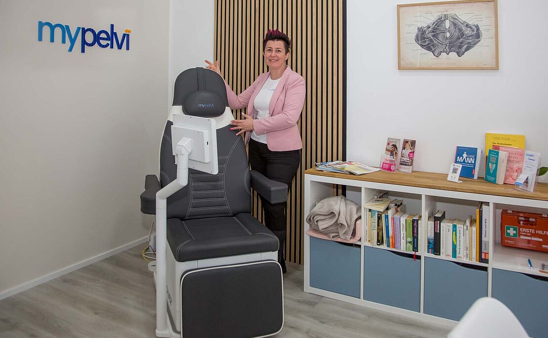 Alexandra Groß neben einem Mypelvi-Stuhl