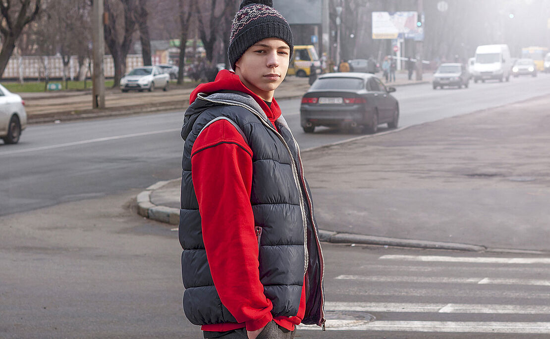 Jugendlicher auf der Straße