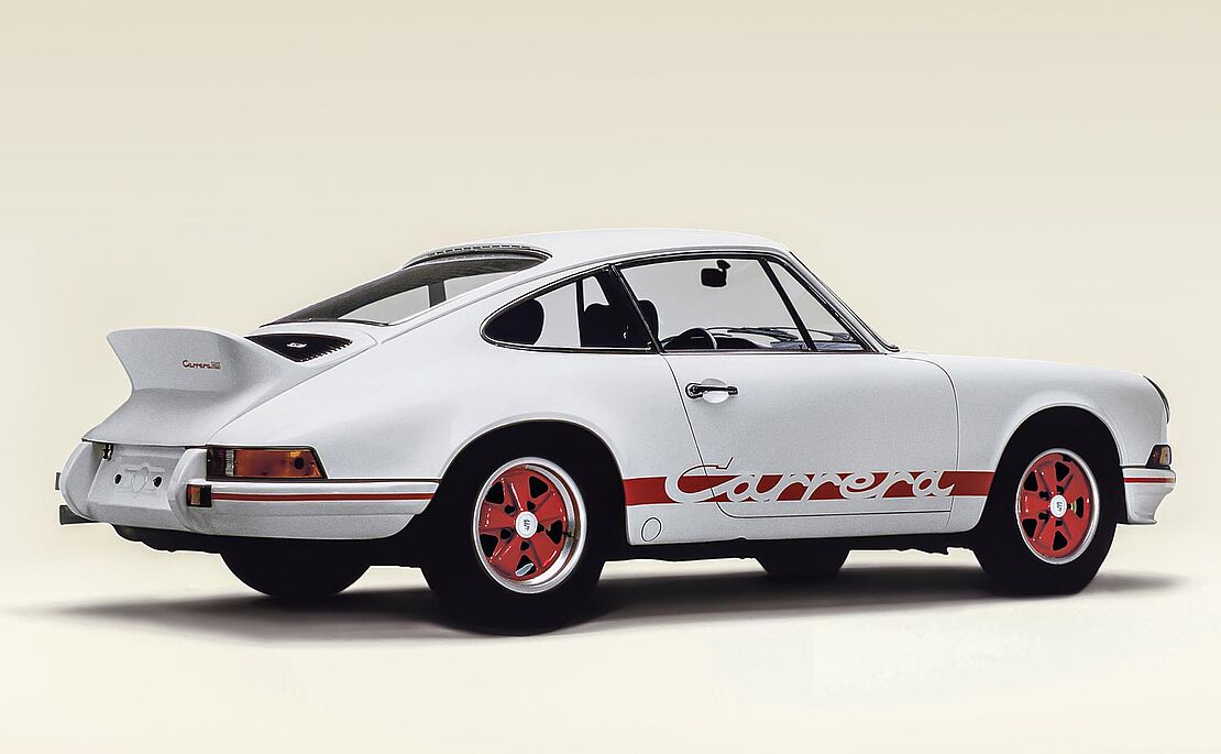 Weißer Porsche 911 mit Roter Schrift Carrera