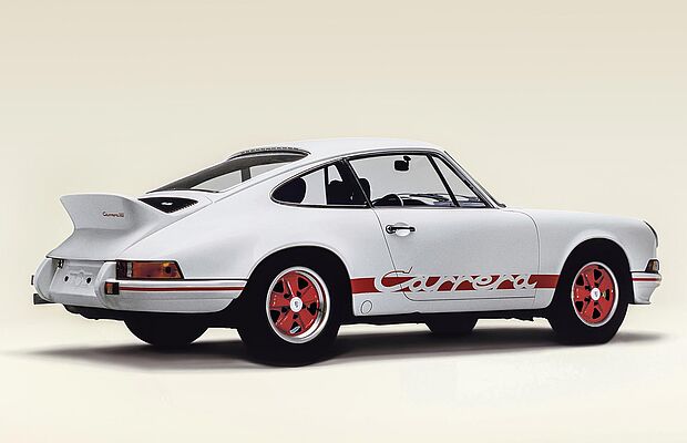 Weißer Porsche 911 mit Roter Schrift Carrera