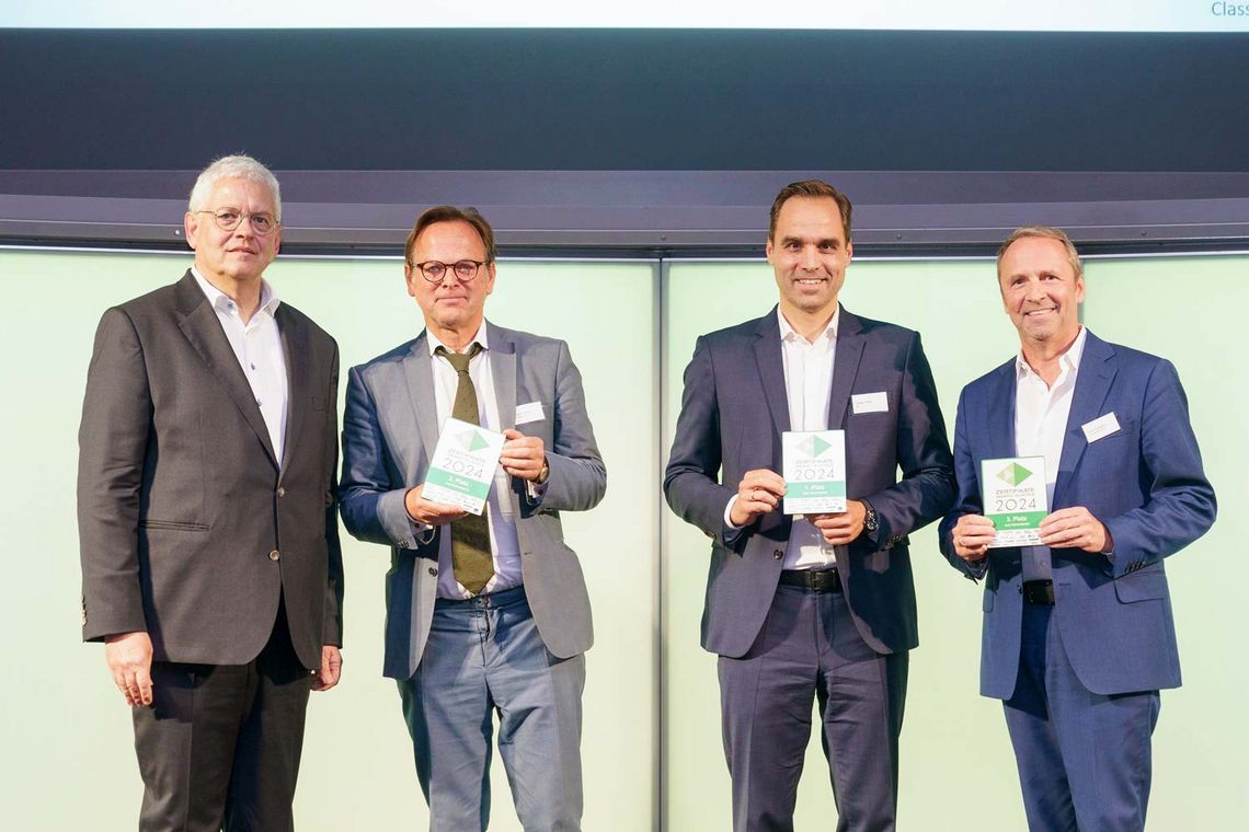 Sieger Zertifikate Award 2024, Foto von Philipp Arnold, Volker Meinel, Frank Weingarts, Moderation Wolfgang Gerhardt