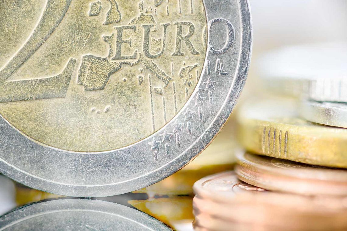Zwei-Euro-Münze und Cent-Münzen