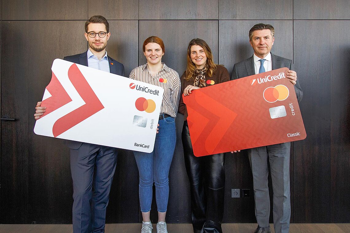 Mastercard-Österreich-Country-Manager Michael Brönner, die Parasportlerinnen Veronika und Elisabeth Aigner sowie Robert Zadrazil, Country Manager Österreich Unicredit Bank Austria