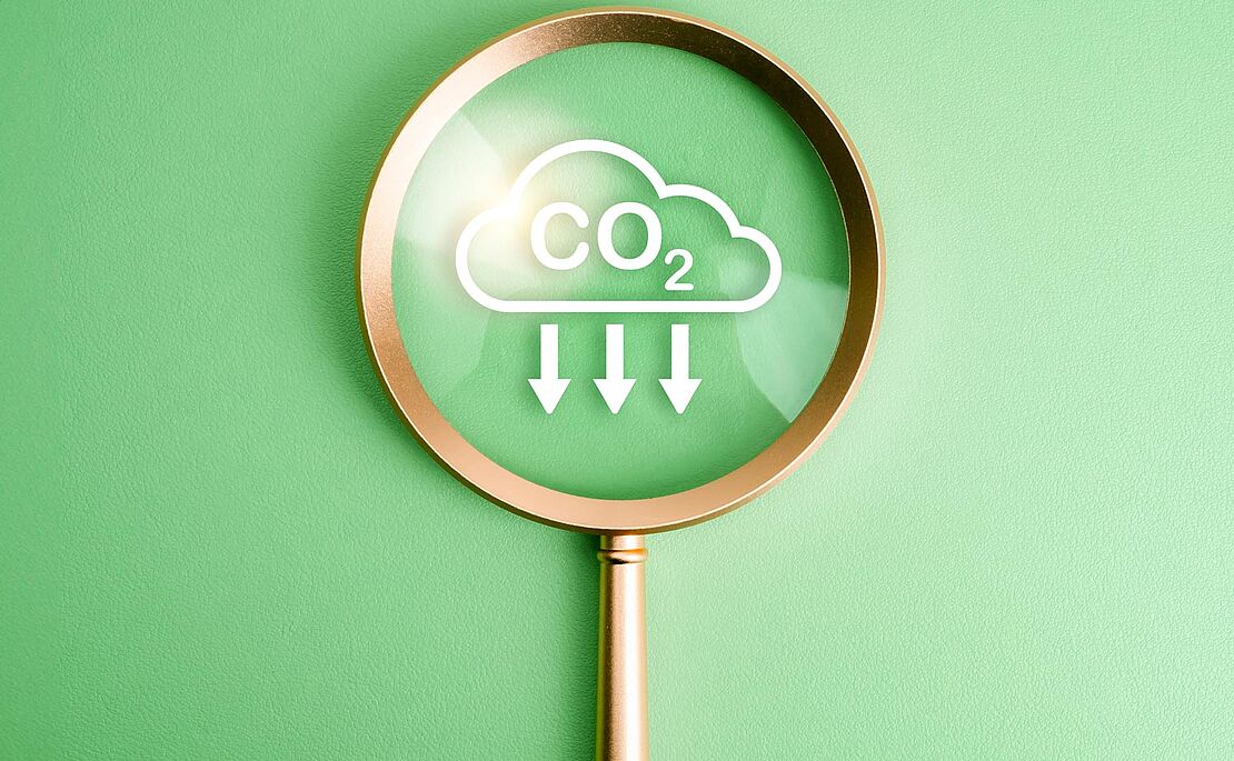 Lupe, die eine Wolke, gekennzeichnet mit "CO2" und Pfeilen nach unten, vergrößert"