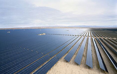 Riesige Photovoltaik-Anlage in Wüste