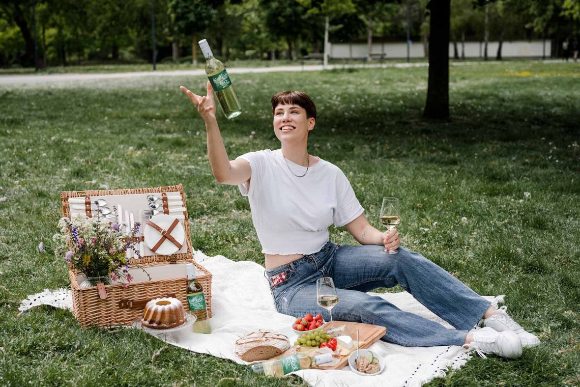 Frau bei Picknick mit neuer Flasche