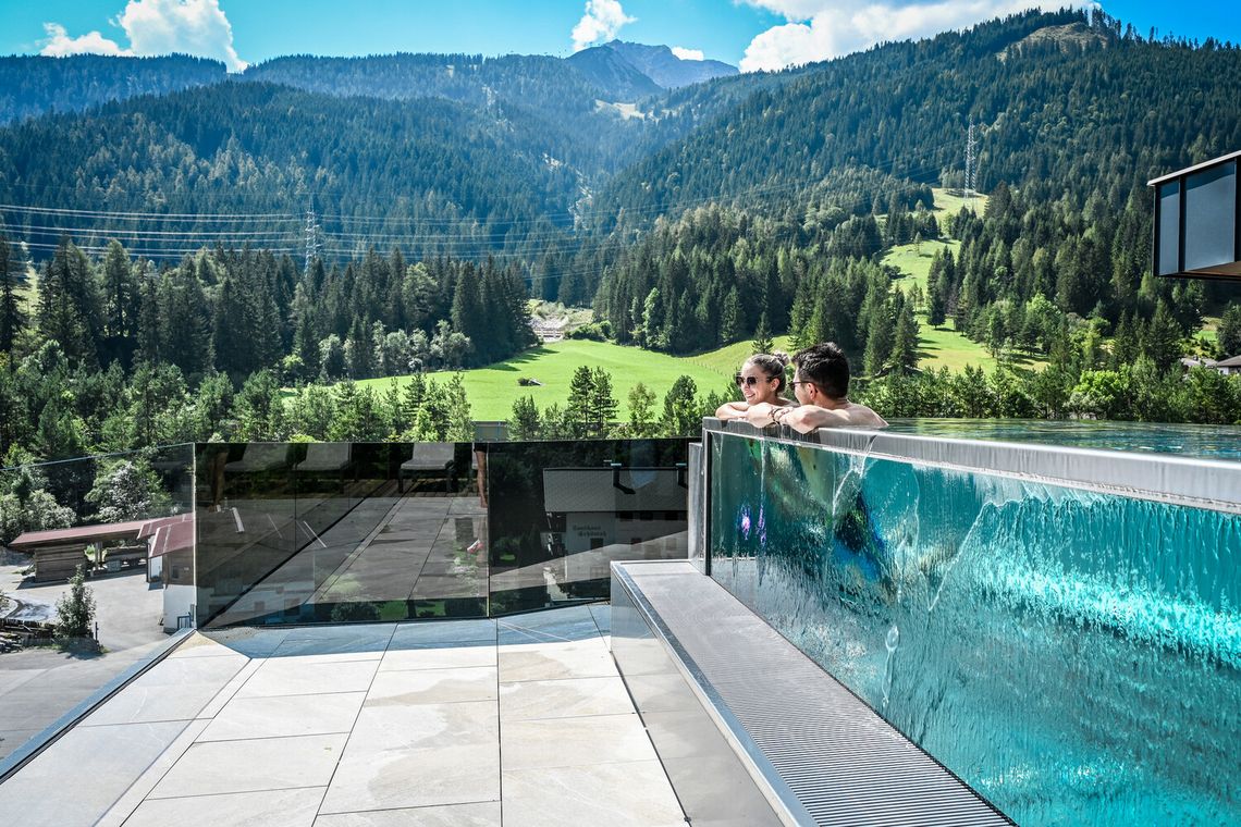 Blick auf Infinity-Pool und Terrasse Lärchenhof