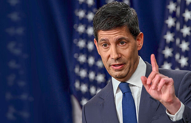 Kevin Warsh mit erhobenem Zeigefinger
